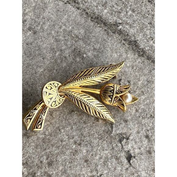 Tulip Brooch Damascene Vintage Faux Pearl Gold Tone Estate - Picture 6 of 6